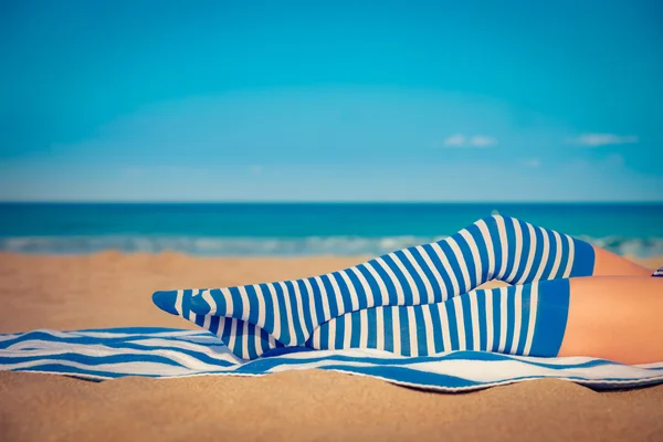 İnce kadın bacaklar bir plajda — Stok fotoğraf