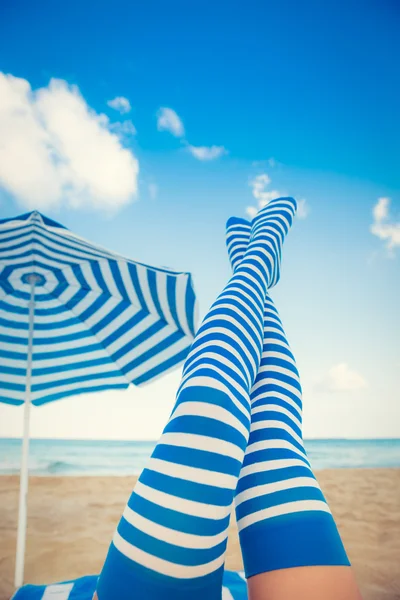 Λεπτή γυναίκα πόδια σε μια παραλία — Φωτογραφία Αρχείου