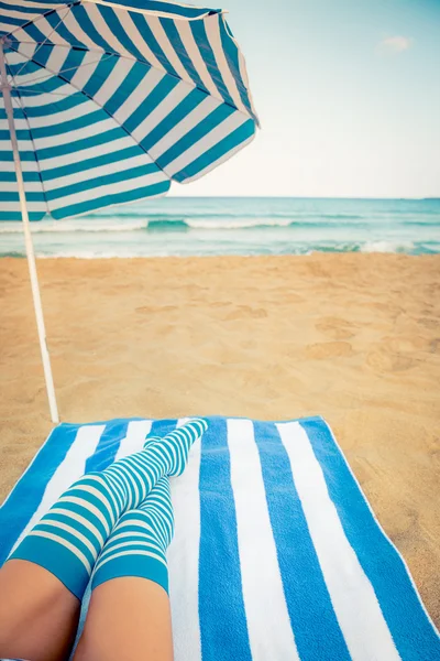 Szczupła kobieta nogi na plaży — Zdjęcie stockowe