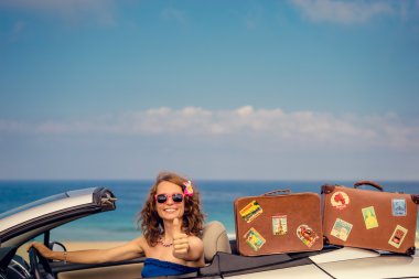 Mutlu kadın arabayla seyahat