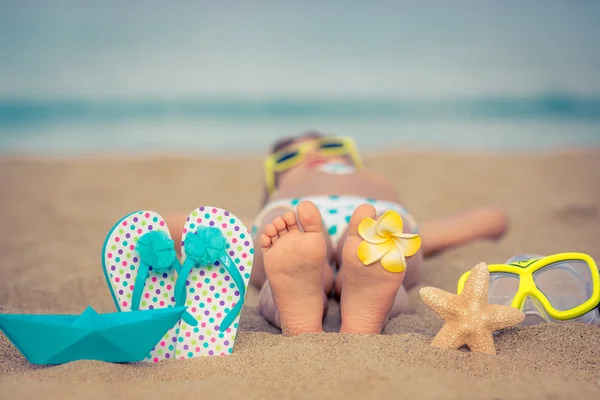 Dziecko relaks na plaży — Zdjęcie stockowe