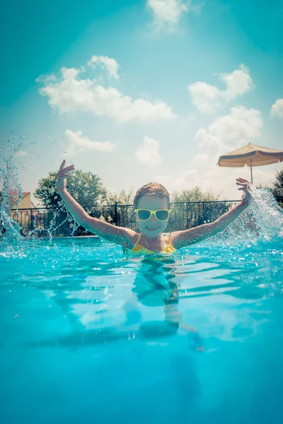 Niño en la piscina — Foto de Stock