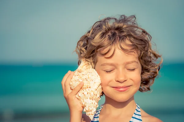 Niño relajándose en la playa — Foto de Stock