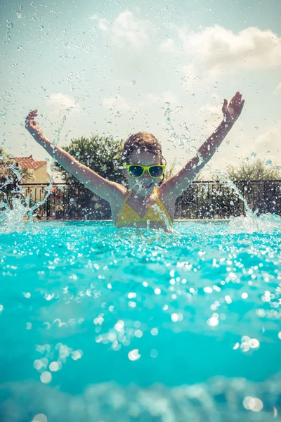 Enfant dans la piscine — Photo