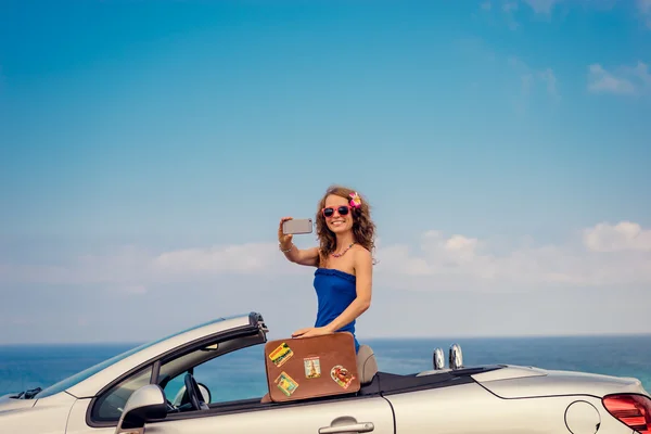 Mujer feliz viajar en coche — Foto de Stock