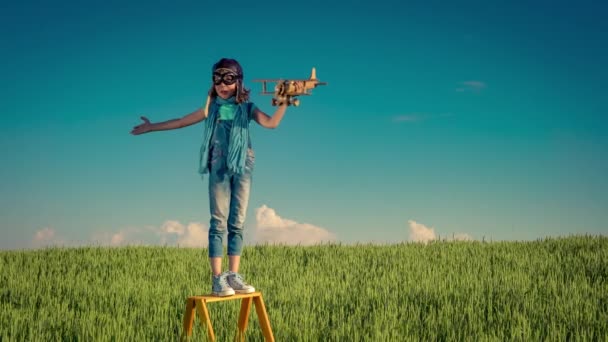 Niño divertirse al aire libre — Vídeo de stock