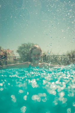 Yüzme havuzundaki çocuk