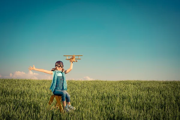 Oyuncak uçakla oynayan mutlu çocuk. — Stok fotoğraf