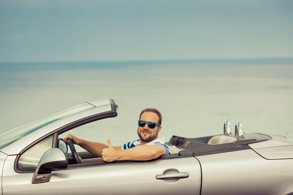 Glücklicher Mann reist mit dem Auto — Stockfoto