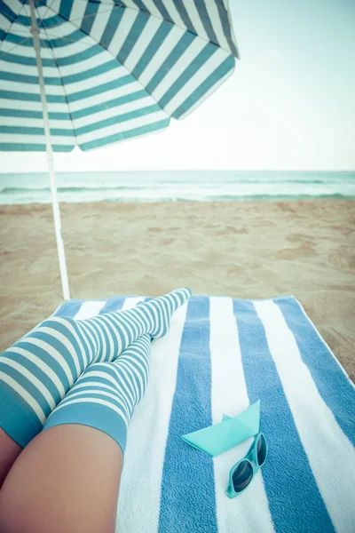 Mulheres finas pernas em uma praia — Fotografia de Stock