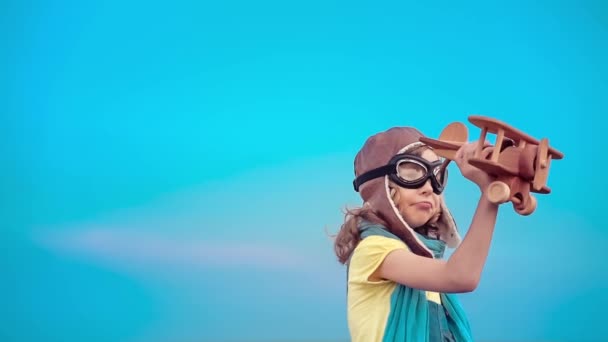 Niño feliz con avión de juguete — Vídeo de stock