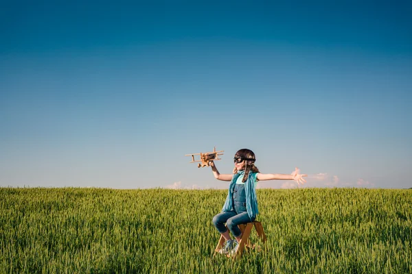 Ragazzo felice che gioca con aeroplano giocattolo — Foto Stock