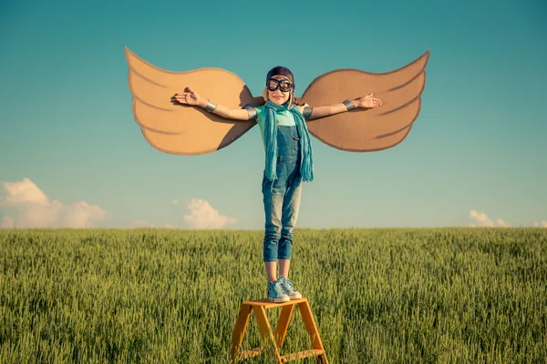 Happy kid playing outdoors — Stock Photo, Image