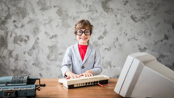 Bambino fingendo di essere un uomo d'affari — Foto Stock