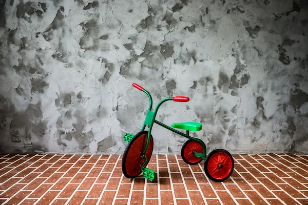 Ретро-велосипед в гранж интерьере — стоковое фото