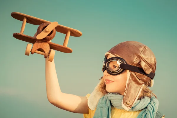 Criança feliz brincando com avião ao ar livre — Fotografia de Stock