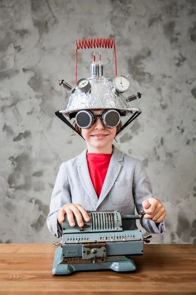 Niño con auriculares de realidad virtual de juguete — Foto de Stock