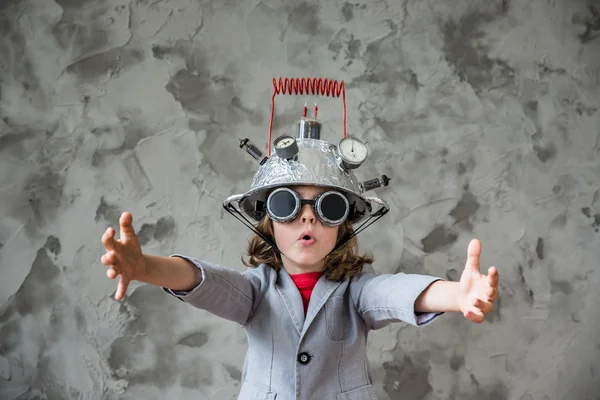 Criança com fone de ouvido de realidade virtual brinquedo — Fotografia de Stock