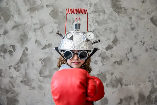 Niño con auriculares de realidad virtual de juguete — Foto de Stock