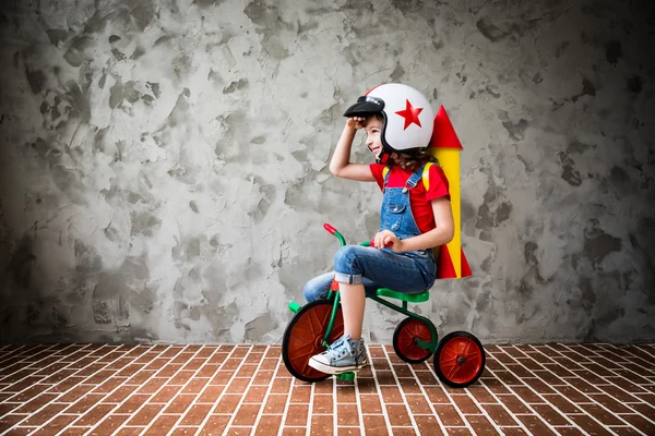 Ребенок на ретро-велосипеде — стоковое фото
