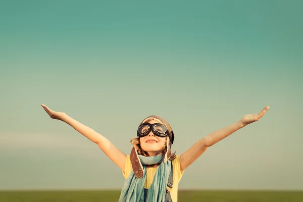 Счастливый ребенок играет с самолетом на открытом воздухе — стоковое фото
