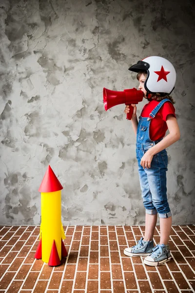 Niño jugando con cohete de cartón — Foto de Stock