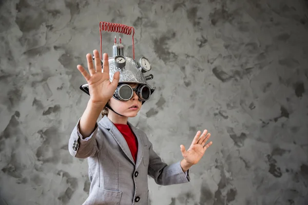 Niño con auriculares de realidad virtual de juguete — Foto de Stock