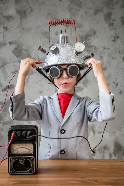 Niño con auriculares de realidad virtual de juguete — Foto de Stock