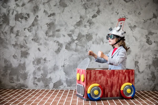 Bambino con cuffia giocattolo realtà virtuale — Foto Stock