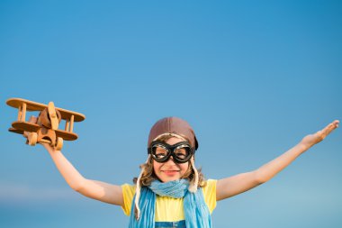 Açık havada uçak ile oynayan mutlu çocuk
