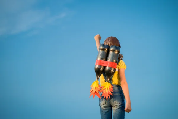 孩子玩喷气式飞行背包 — 图库照片