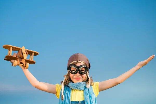 Criança feliz brincando com avião ao ar livre — Fotografia de Stock