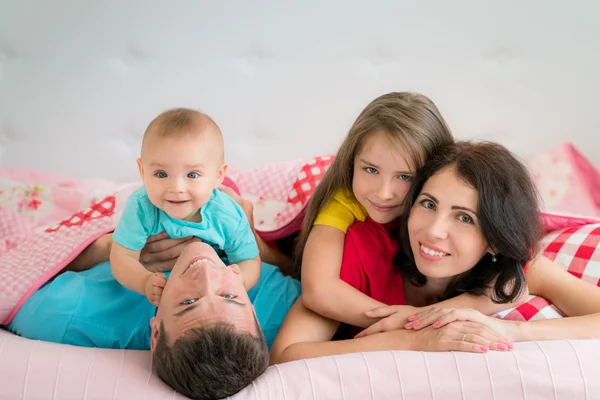 Glückliche vierköpfige Familie — Stockfoto