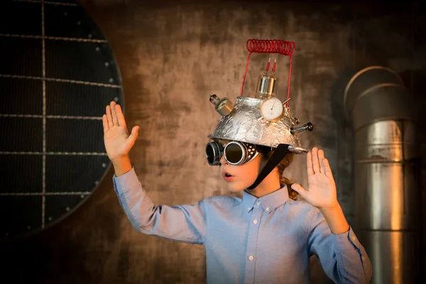 Enfant avec casque de réalité virtuelle jouet — Photo