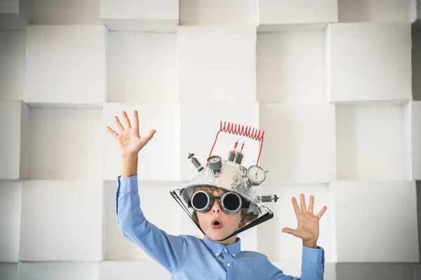 Dítě s hračkou virtuální realita headset — Stock fotografie