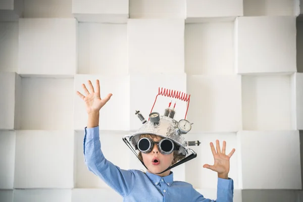 Niño con auriculares de realidad virtual de juguete — Foto de Stock