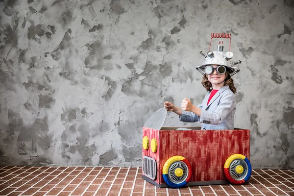 Bambino con cuffia giocattolo realtà virtuale — Foto Stock