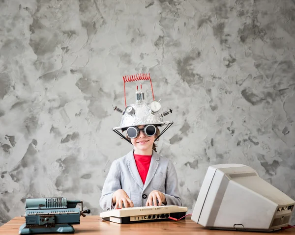 Barn med leksak virtuell verklighet headset — Stockfoto