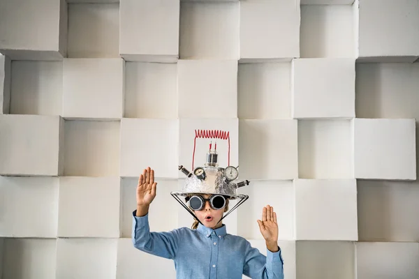 Niño con auriculares de realidad virtual de juguete — Foto de Stock