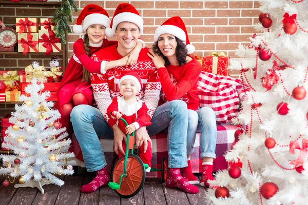 Mutlu bir aile evde eğlenmek — Stok fotoğraf