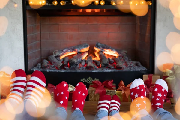 Šťastná Rodina Dětmi Krbu Vánoce Nohy Nosí Vánoční Ponožky Koncept — Stock fotografie
