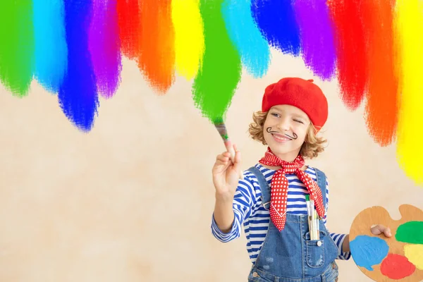 Criança Feliz Pintando Arco Íris Casa Imaginação Conceito Sonho Infância — Fotografia de Stock