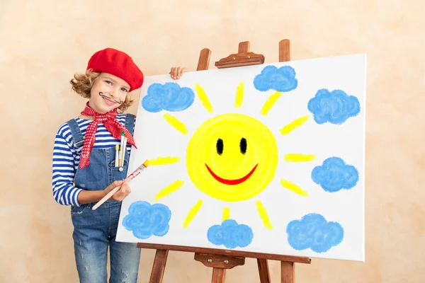 Gelukkig Kind Schilderen Van Zon Wolken Doek Fantasie Kinderdroom Concept — Stockfoto