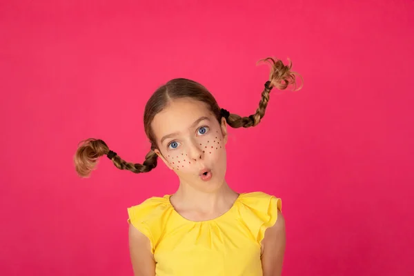 Förvånad Flicka Mot Rosa Bakgrund Porträtt Roligt Barn — Stockfoto