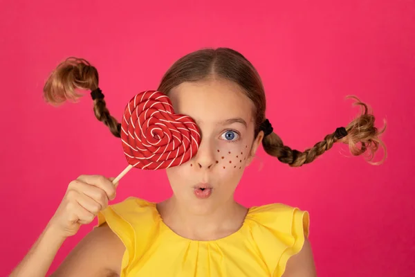 Chica Sorprendida Con Piruleta Sobre Fondo Rosa Retrato Niño Divertido —  Fotos de Stock