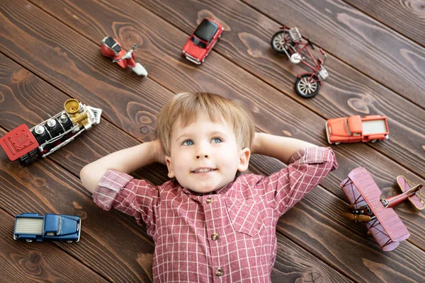 Criança Feliz Com Brinquedos Vintage Miúdo Engraçado Brincando Casa — Fotografia de Stock