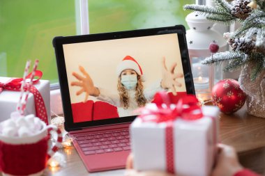 Aile Noel tatilini karantinada görüntülü sohbet ederek kutluyor. Kilitlenme evde kalma kavramı. Salgın sırasında Xmas partisi Coronavirus COVID 19