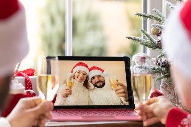 Aile Noel tatilini karantinada görüntülü sohbet ederek kutluyor. Kilitlenme evde kalma kavramı. Salgın sırasında Xmas partisi Coronavirus COVID 19