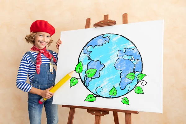 Καλλιτέχνης Παιδί Ζωγραφική Την Εικόνα Καμβά Χαρούμενο Παιδί Παριστάνει Τον — Φωτογραφία Αρχείου