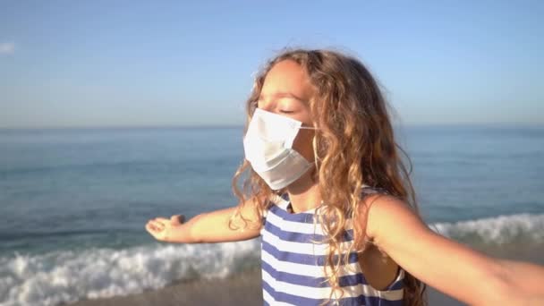 Ευτυχισμένο Παιδί Που Φοράει Ιατρική Μάσκα Εξωτερικό Χώρο Φόντο Τον — Αρχείο Βίντεο